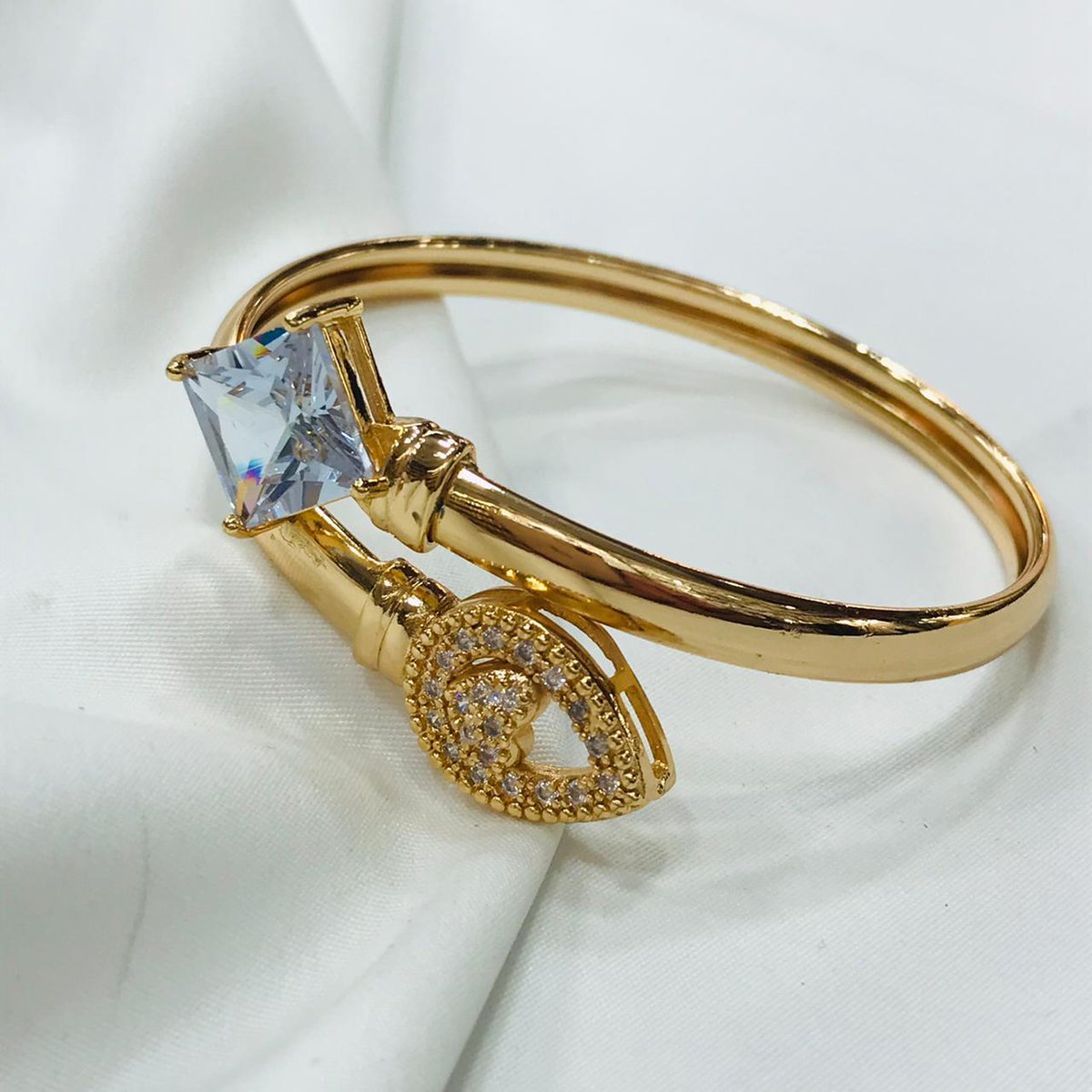 Hello this is an amazing online jewelery page contact inbox to get daily new jewelery on our page
#jewelrylovers #topjewellery #aparupa