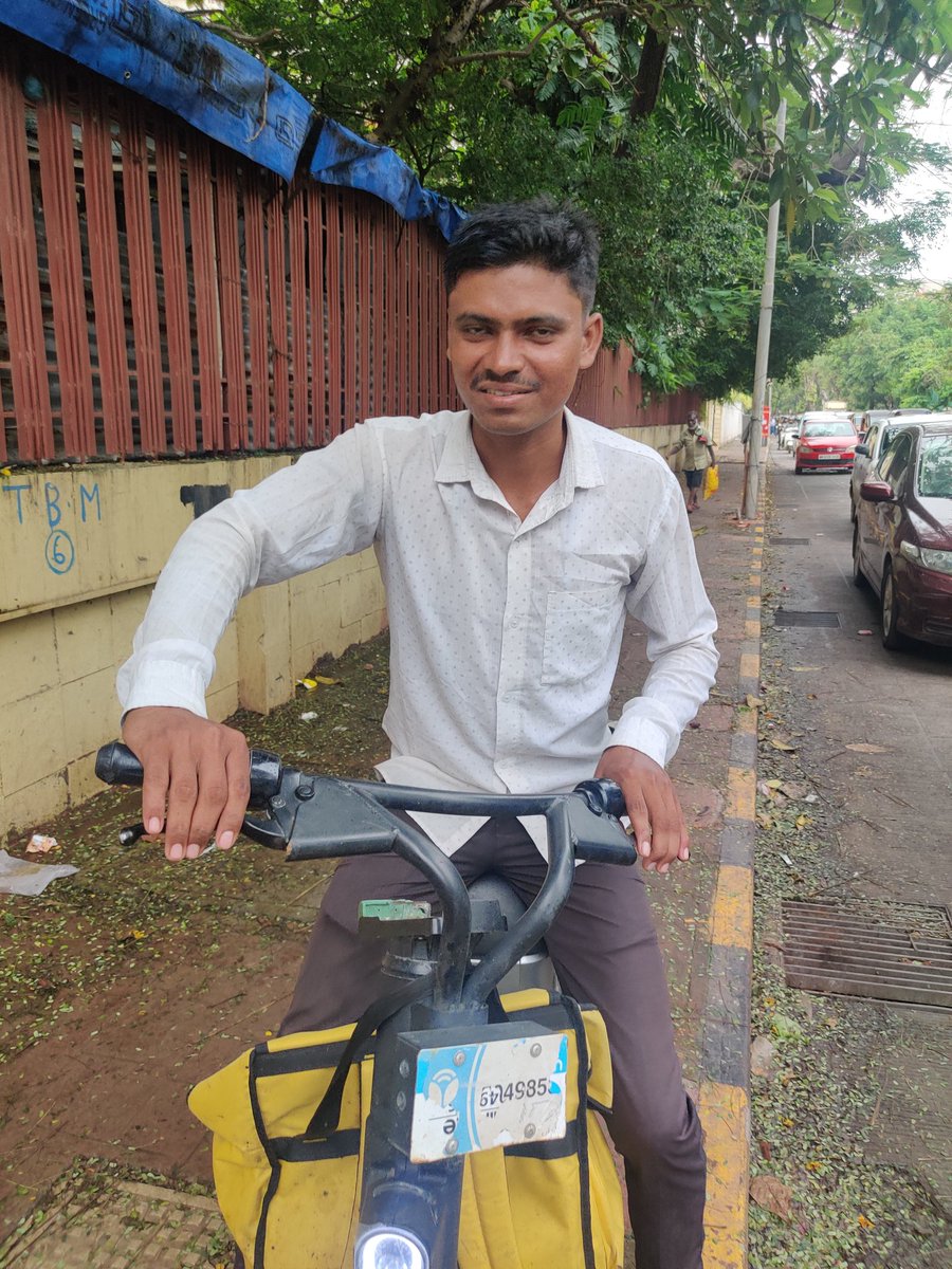 TulshanGautam's tweet image. #bikers ride on footpath. Holy family hospital bandra. #yulu #quickcom #blinkit @nitin_gadkari no registration of ev bikes a pain