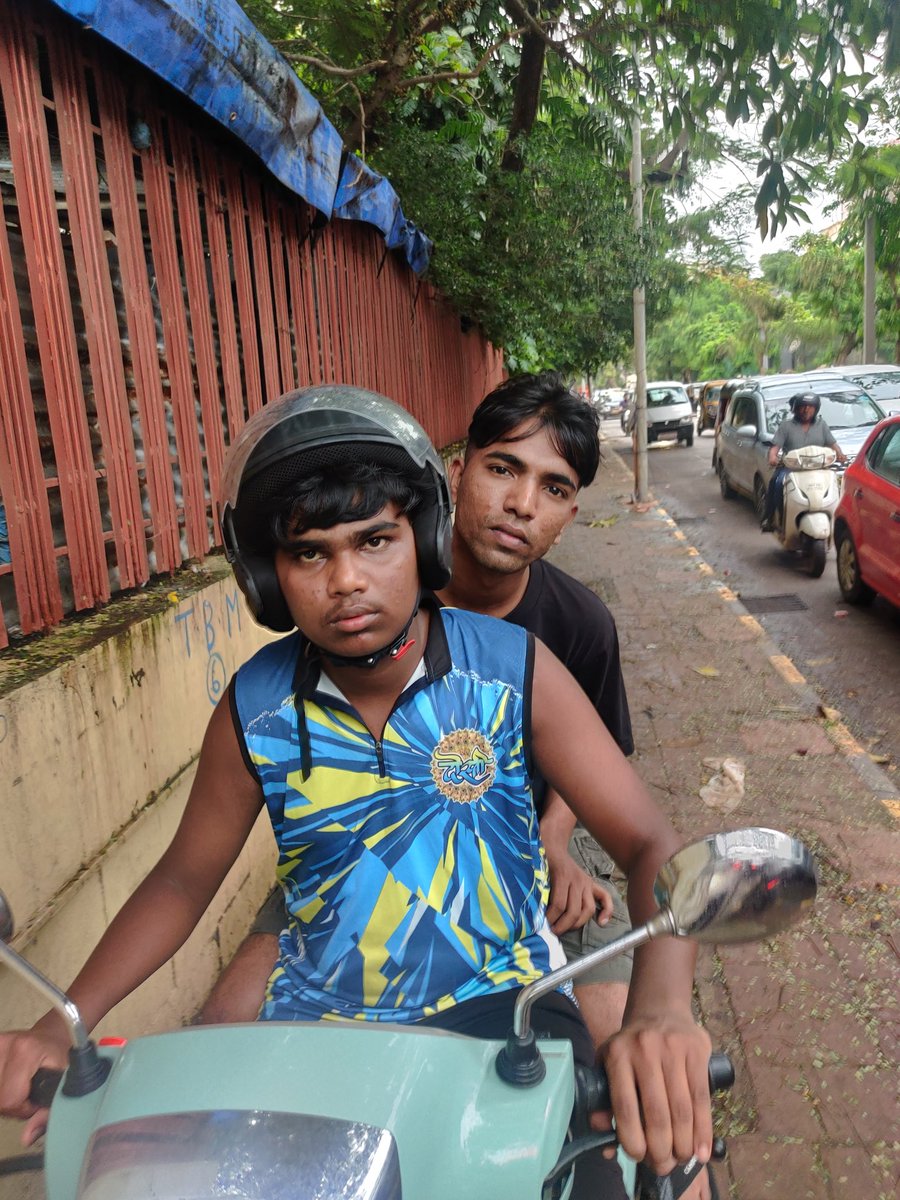 TulshanGautam's tweet image. #bikers ride on footpath. Holy family hospital bandra. #yulu #quickcom #blinkit @nitin_gadkari no registration of ev bikes a pain
