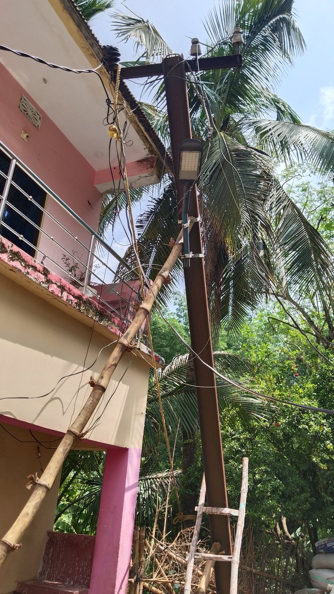 SamajaRaDarpan's tweet photo. ଶାଳଣିଆ ସବଷ୍ଟେସନ ଅନ୍ତର୍ଗତ ଜମ୍ଭରା ଗ୍ରାମର ହାତୀ ସାହିରେ ଖୁଣ୍ଟ ଭାଙ୍ଗିପଡି ବିପଦ ସଙ୍କୁଳ ଅବସ୍ଥାରେ ବାଉଁଶ ଠେକରା ଓ ଦଉଡି ସାହାଯ୍ୟରେ ଝୁଲି ରହିଛି ମେନଲାଇନ୍ ତାର ରାସ୍ତା ମଝିରେ ପଡି ରହିଛି । ତୁରନ୍ତ ନୁତନ ଖୁଣ୍ଟର ବୃବସ୍ଥା କରିବା ସହିତ ଜନଜୀବନ କ୍ଷତି ହେବା ପୂର୍ବରୁ ସମାଧାନର ପଦକ୍ଷେପ ନେବାକୁ ଅନୁରୋଧ ।
@tpnodl_balasore https://t.co/wb91vlXaOX