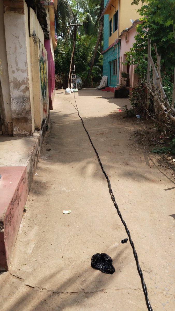 SamajaRaDarpan's tweet photo. ଶାଳଣିଆ ସବଷ୍ଟେସନ ଅନ୍ତର୍ଗତ ଜମ୍ଭରା ଗ୍ରାମର ହାତୀ ସାହିରେ ଖୁଣ୍ଟ ଭାଙ୍ଗିପଡି ବିପଦ ସଙ୍କୁଳ ଅବସ୍ଥାରେ ବାଉଁଶ ଠେକରା ଓ ଦଉଡି ସାହାଯ୍ୟରେ ଝୁଲି ରହିଛି ମେନଲାଇନ୍ ତାର ରାସ୍ତା ମଝିରେ ପଡି ରହିଛି । ତୁରନ୍ତ ନୁତନ ଖୁଣ୍ଟର ବୃବସ୍ଥା କରିବା ସହିତ ଜନଜୀବନ କ୍ଷତି ହେବା ପୂର୍ବରୁ ସମାଧାନର ପଦକ୍ଷେପ ନେବାକୁ ଅନୁରୋଧ ।
@tpnodl_balasore https://t.co/wb91vlXaOX