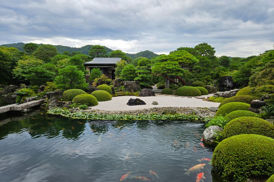 雨上がりの日本庭園は、松や苔の緑が際立ち、より一層美しくご覧になれ