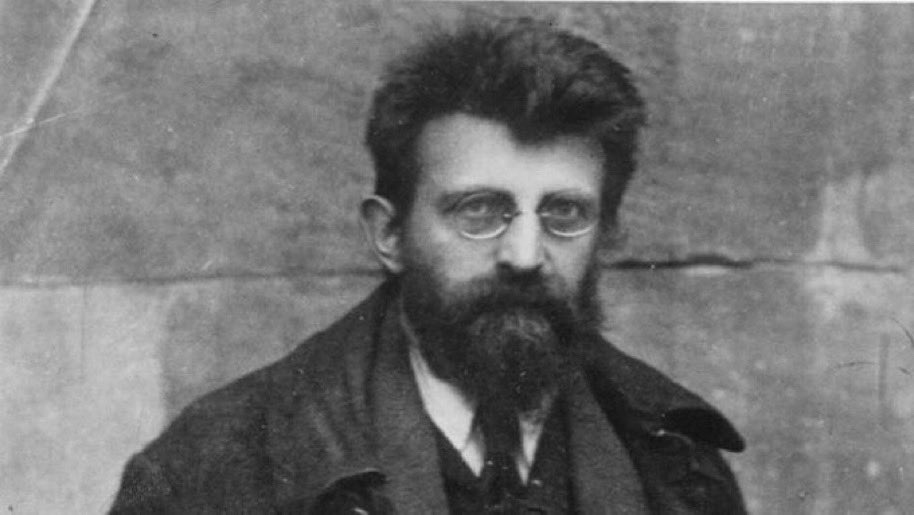 Ich hab’s mein Lebtag nicht gelernt,
mich fremdem Zwang zu fügen.
Jetzt haben sie mich einkasernt,
von Heim und Weib und Werk entfernt.
Doch ob sie mich erschlügen:
Sich fügen heißt lügen!

Erich Mühsam,
ermordet am 10. Juli 1934 im KZ Oranienburg.