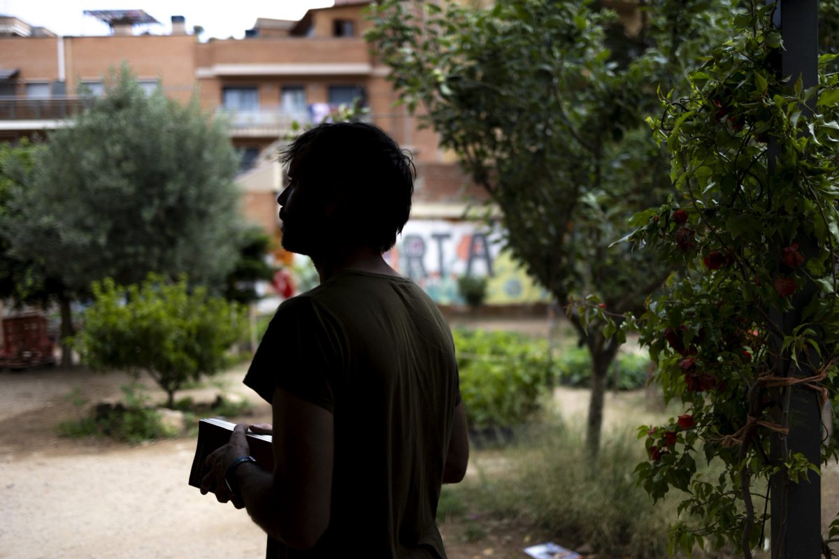 La_Directa's tweet image. #ENTREVISTA | "Les lluites ecologistes s'han centrat en l'àmbit jurídic, però cal un moviment popular" directa.cat/les-lluites-ec… Guille Larios entrevista un militant de @lessoulevements amb motiu de la publicació de l'obra 'Abecedari per desarmar el col·lapse ecosocial’📸@miquimm