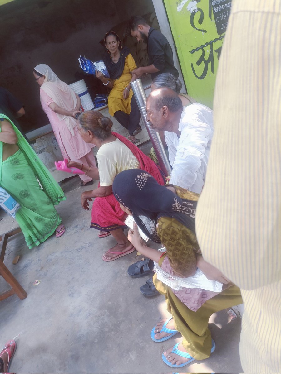 दुकान कोड GMN-49  सर्वर का बहाना बना के घंटों बिठा रहे लोगो को और साथ में तस्वीर में दिख रही बाल्टी से तोलते है राशन #PMModi #YogiAdityanath #YogiGovernment #खादएवंरासदविभाग