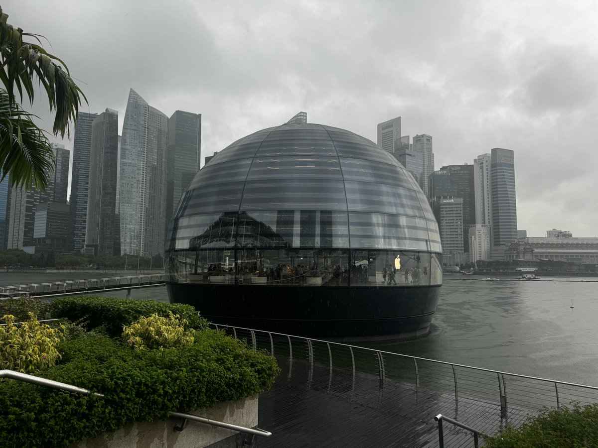 logansease's tweet photo. Just tried #AppleVisionPro at what must be the most incredible @Apple Store in Singapore. This was the most mind blowing product demo I could ever imagine. I laughed, cheered, screamed and even wanted to tear up a little at points. This is the future! https://t.co/XKpepJWpn8