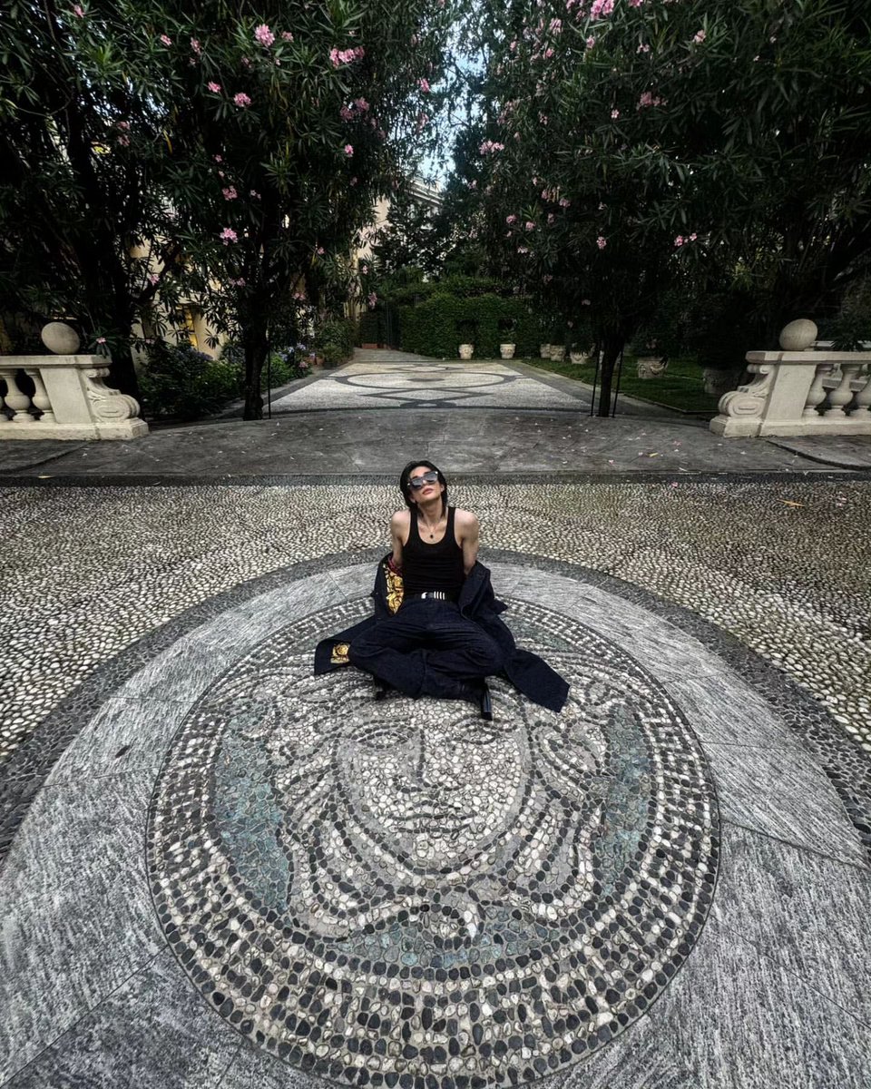 Its_wirandra's tweet photo. Versace on the floor https://t.co/DKLp53Ib2M