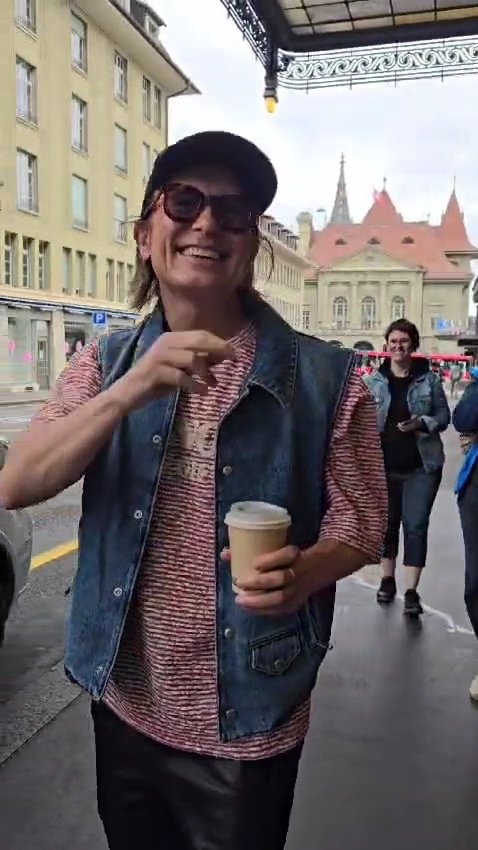 SCaminada81's tweet photo. Me in the background: 😁😁😁😍
#markowen #takethat @OfficialMarkO @takethat @GaryBarlow https://t.co/lXNKcBQNmT