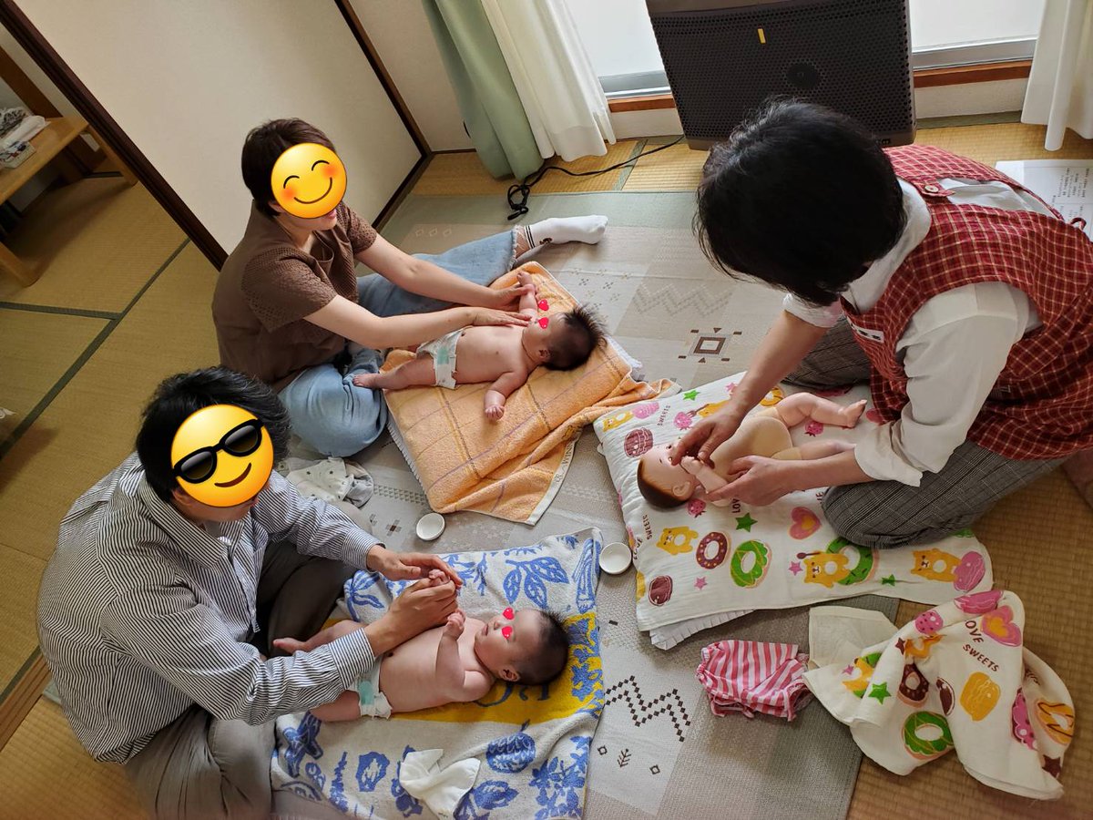 NPO81414366's tweet photo. ふすあんまぁでは毎月第1、第３土曜日　10時30分から約１時間、育児相談・マッサージ教室を開催しています。写真は先月の様子です。この日はふたごちゃんとパパママの参加でした。もうすぐ5ヶ月。パパママの手つきもなかなか素敵です～☺️　＃ベビーマッサージ　＃須磨区　＃パパママ https://t.co/8EUkprMfmC