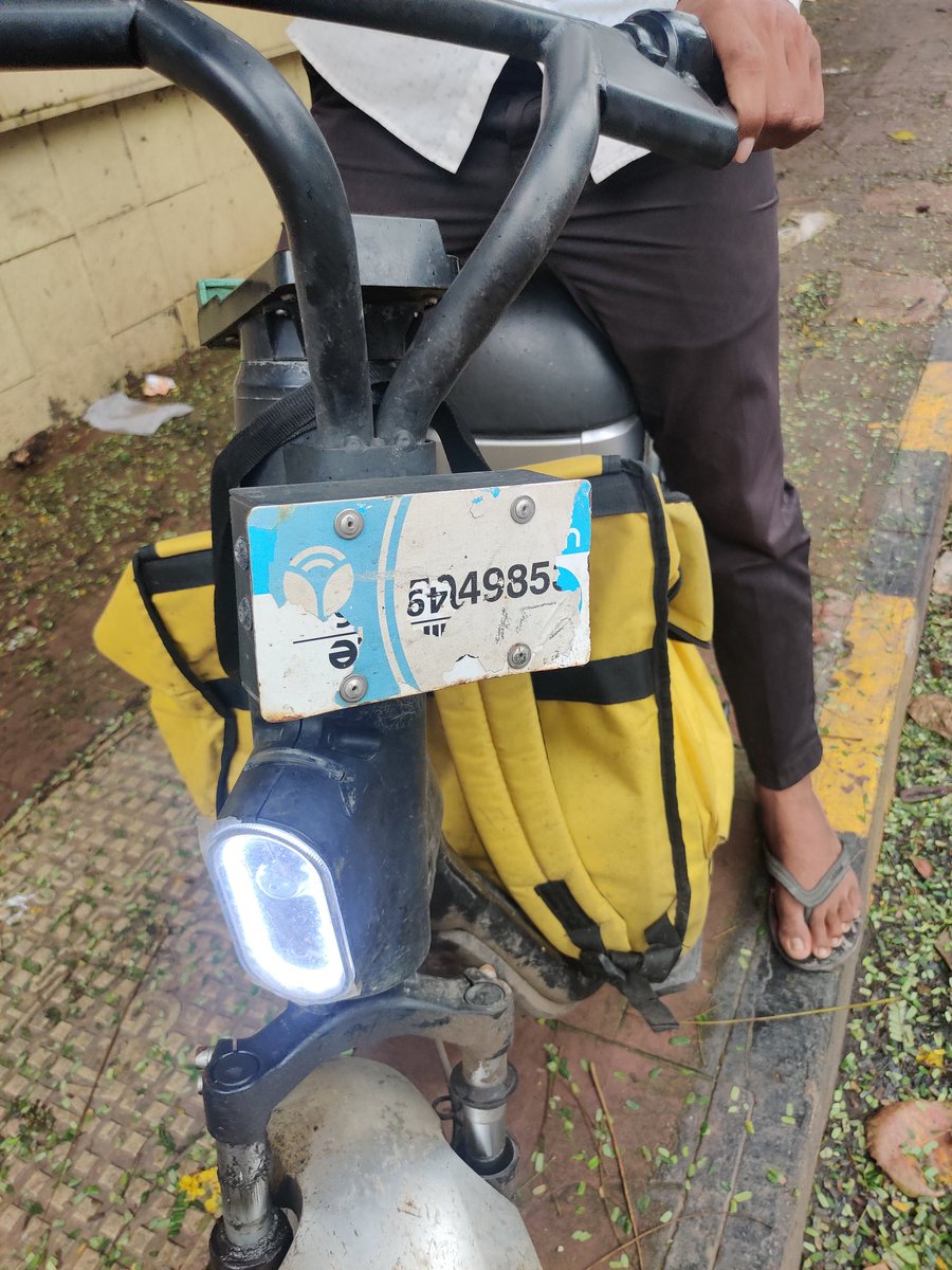 TulshanGautam's tweet image. @mybmc @mybmcWardHW @ShelarAshish @ShivsenaUBTComm @ShivSenaUBT_ @Sena_Tweets @Dev_Fadnavis @RoadsOfMumbai @nitin_gadkari @MMVD_RTO @MumbaiPolice #yulu #quickcom #blinkit #BIKERS daily ride on footpath opp holy family hospital BANDRA WEST