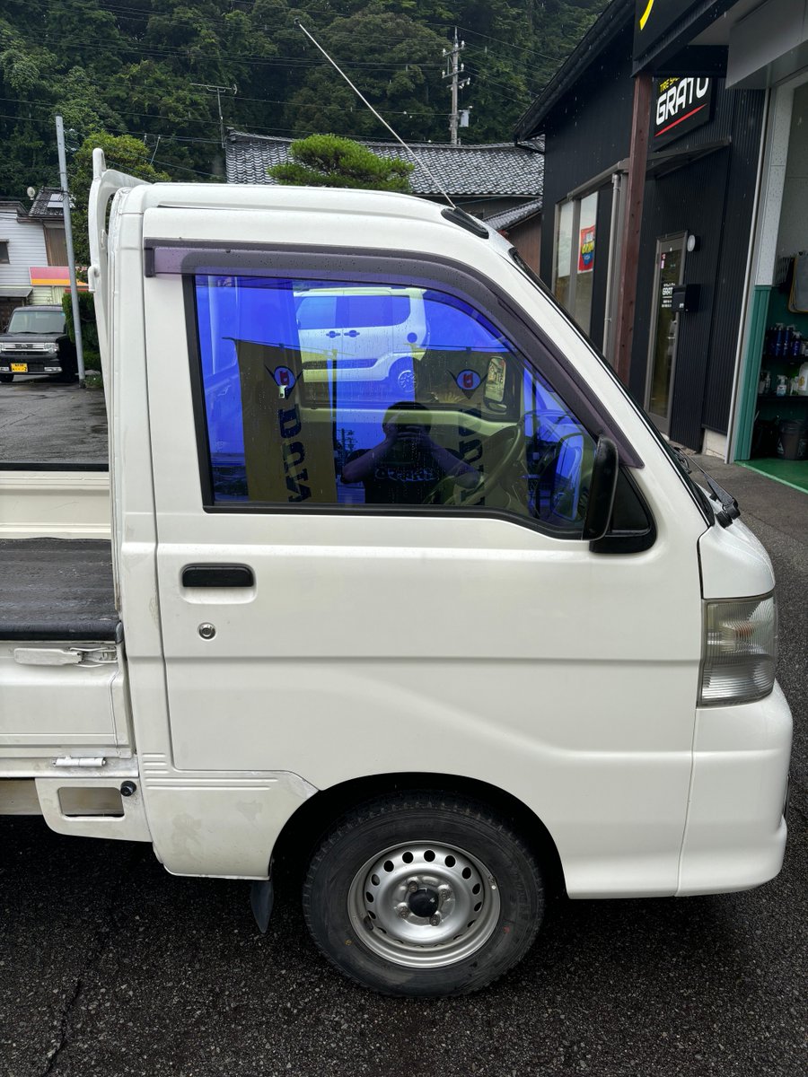 grato07131's tweet photo. ハイゼットトラックのガラス全面にピュアゴースト施工しました。

全面フル発色です！

 #タイヤショップ #グラート #福井 #カーフィルム #スモークフィルム #ブレインテック #ピュアゴースト https://t.co/cQz2itTNP0