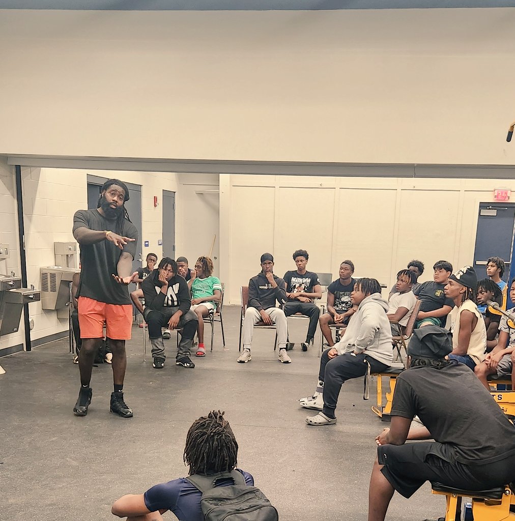 mtstockton1's tweet photo. Thanks to former NFL Pro  Mario Addison for coming by and spreading some words of wisdom to my Young Champs today before practice/workouts. They were locked in to everything you said. 
I appreciate it, man.
Welcome back anytime! 
#GoWildcats
1% Better https://t.co/Bvdz9ncbHQ