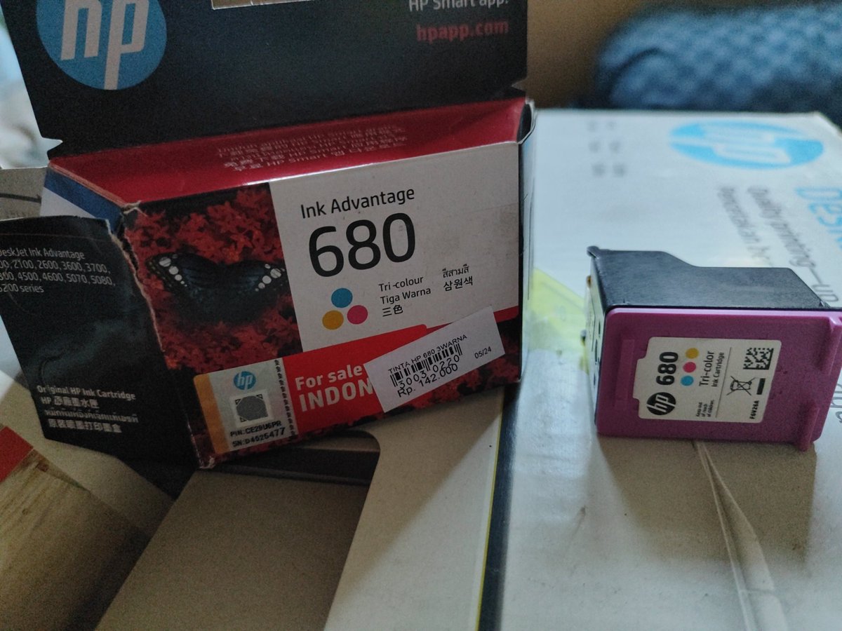 alezzme_04's tweet photo. Mau preloved in catridge HP 680 yang warna nih, baru kepake sekali buat nyoba tapi ternyata print aku rusak bagian yg warna... Jadi ga kepake nih...
120k (nego)

Tadi sempet coba di tempat servis print klo catridge nya masih berfungsi kok...

Dom Solo
#wts #preloved #zonacuan https://t.co/BayrwDsjXF