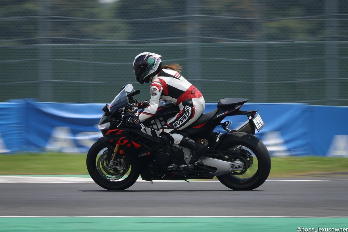 boss_lexusowner's tweet photo. KUSHITANI RIDING MEETING🏍
2024.07.09

#KUSHITANIRIDINGMEETING
#KUSHITANI #筑波サーキット
#aprilia #RSV4Factory
#葉月美優 @miumiu0055 https://t.co/zw2Xv1Kf6V