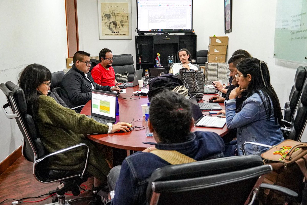MPCindigena's tweet photo. #InformativoMPC| Último día del proceso de unificación de criterios del articulado de la nueva ley minera de las Organizaciones del Movimiento Indígena Colombiano.
Desde el pasado el pasado 4 de julio y hasta este momento los equipos técnicos de las Organizaciones del Movimiento Indígena colombiano se encuentran reunidas trabajando en la unificación técnica de la propuesta indígena en el marco de la Consulta Previa, Libre e Informada de la nueva ley minera.
En el espacio los coordinadores de las organizaciones han expresado que cada uno de los artículos por los cuales el movimiento indígena le apueste estarán orientados y basados en el Derecho Mayor, Deber y Derecho Propio, Ley de Origen, Ley Natural, Palabra de Vida, sistemas de conocimiento y la legislación especial indígena, así mismo se ha manifestado que el desarrollo racional y planificado del sector minero en colombia deberá ser compatible y concurrente con la diversidad cultural y con la integridad y disfrute del ambiente sano.
Cabe resaltar que después de la unificación técnica con el Gobierno Nacional, se realizará una sesión de la Mesa Permanente de Concertación con los Pueblos y Organizaciones Indígenas que tendrá el objetivo de protocolizar la propuesta de los pueblos originarios frente al proyecto de la Nueva Ley Minera.