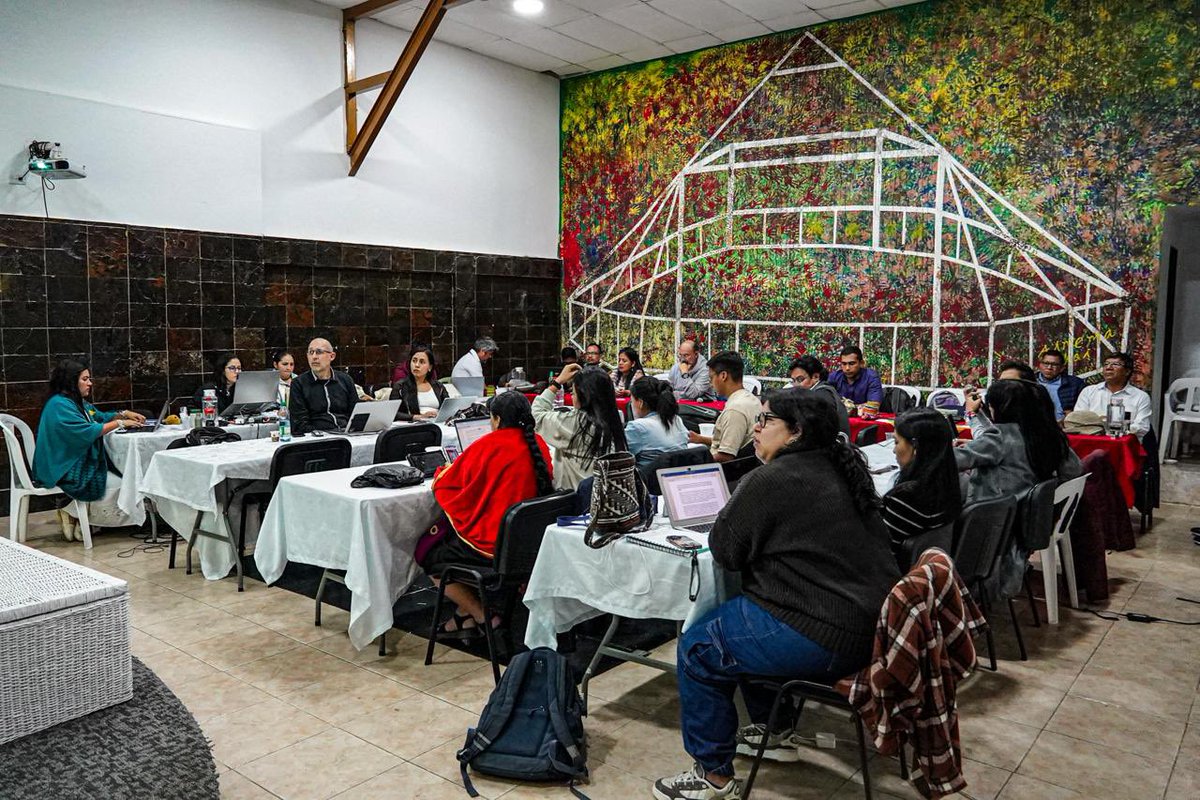 MPCindigena's tweet photo. #InformativoMPC| Último día del proceso de unificación de criterios del articulado de la nueva ley minera de las Organizaciones del Movimiento Indígena Colombiano.
Desde el pasado el pasado 4 de julio y hasta este momento los equipos técnicos de las Organizaciones del Movimiento Indígena colombiano se encuentran reunidas trabajando en la unificación técnica de la propuesta indígena en el marco de la Consulta Previa, Libre e Informada de la nueva ley minera.
En el espacio los coordinadores de las organizaciones han expresado que cada uno de los artículos por los cuales el movimiento indígena le apueste estarán orientados y basados en el Derecho Mayor, Deber y Derecho Propio, Ley de Origen, Ley Natural, Palabra de Vida, sistemas de conocimiento y la legislación especial indígena, así mismo se ha manifestado que el desarrollo racional y planificado del sector minero en colombia deberá ser compatible y concurrente con la diversidad cultural y con la integridad y disfrute del ambiente sano.
Cabe resaltar que después de la unificación técnica con el Gobierno Nacional, se realizará una sesión de la Mesa Permanente de Concertación con los Pueblos y Organizaciones Indígenas que tendrá el objetivo de protocolizar la propuesta de los pueblos originarios frente al proyecto de la Nueva Ley Minera.