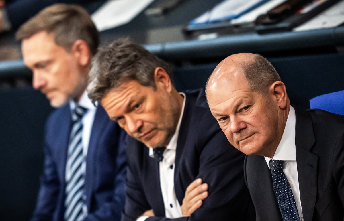 Umfrage-Rekordtief für die Ampel-Regierung: SPD, Grüne und FDP kommen laut einer Forsa-Wahlumfrage zusammen auf nur noch 30 Prozent. nius.de/politik/neue-u…