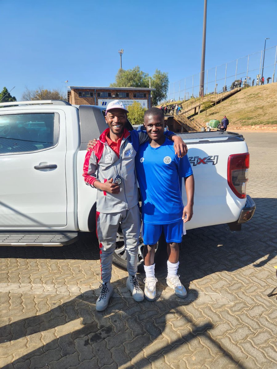 CoachTsetse's tweet photo. Forever hard working kante... Solid as rock https://t.co/b4lNXM31ut