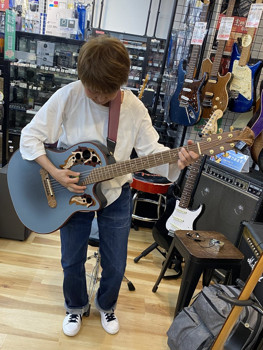 chee105's tweet image. 追伸、千井です。
怪我をした患部以外は通常営業、元気に過ごしております‼︎

今後予定されているライブは勿論全て出演しますが、7/12は念の為大事をとってギター演奏は控えつつ、歌唱やアンサンブル等いつも通り全力で挑みます‼︎
サポート参加のモトさんと四人で、最高の夜にしますんで‼︎