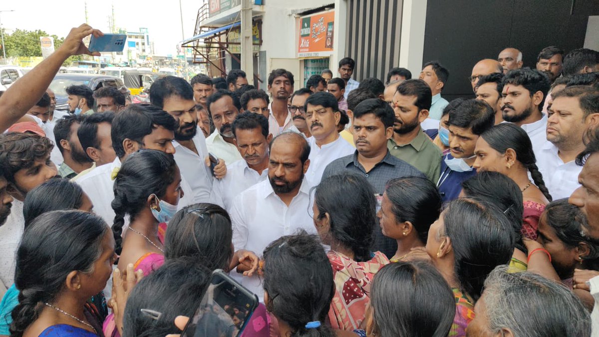 satyakumar_y's tweet photo. ధర్మవరం నియోజకవర్గం బత్తలపల్లి మండలం మాల్యవంతం వద్ద బొలేరో వాహనం బోల్తా పడిన ఘటనలో గాయపడిన కూలీలను ఈరోజు పరామర్శించాను. అనంతపురంలోని సన్​రే​ ఆస్పత్రిలో చికిత్సపొందుతున్న బాధితులతో మాట్లాడి వాళ్లకు అందుతున్న వైద్య సదుపాయాల గురించి అడిగి తెలుసుకున్నాను.

గాయపడిన వారికి మెరుగైన వైద్య చికిత్స అందించాలని డాక్టర్లను కోరాను. బాధితులకు రాష్ట్ర ప్రభుత్వం అన్ని రకాలుగా అండగా ఉంటుందని హామీ ఇచ్చాను. బాధితులందరూ కూలీలే కావడంతో వారిని ఆర్థికంగా ఆదుకునే ఏర్పాట్లు చేయాలని నా కార్యాలయ సిబ్బందిని ఆదేశించాను.
#Dharmavaram #Health #Healthminister @satyakumar_y