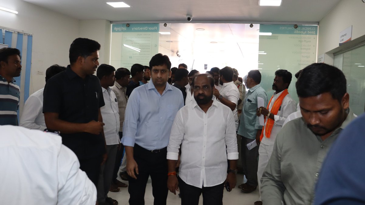 satyakumar_y's tweet photo. ధర్మవరం నియోజకవర్గం బత్తలపల్లి మండలం మాల్యవంతం వద్ద బొలేరో వాహనం బోల్తా పడిన ఘటనలో గాయపడిన కూలీలను ఈరోజు పరామర్శించాను. అనంతపురంలోని సన్​రే​ ఆస్పత్రిలో చికిత్సపొందుతున్న బాధితులతో మాట్లాడి వాళ్లకు అందుతున్న వైద్య సదుపాయాల గురించి అడిగి తెలుసుకున్నాను.

గాయపడిన వారికి మెరుగైన వైద్య చికిత్స అందించాలని డాక్టర్లను కోరాను. బాధితులకు రాష్ట్ర ప్రభుత్వం అన్ని రకాలుగా అండగా ఉంటుందని హామీ ఇచ్చాను. బాధితులందరూ కూలీలే కావడంతో వారిని ఆర్థికంగా ఆదుకునే ఏర్పాట్లు చేయాలని నా కార్యాలయ సిబ్బందిని ఆదేశించాను.
#Dharmavaram #Health #Healthminister @satyakumar_y