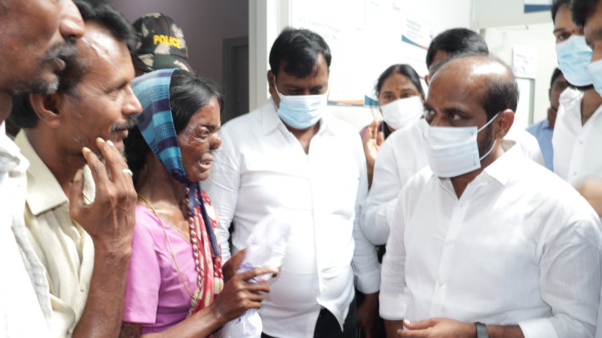 satyakumar_y's tweet photo. ధర్మవరం నియోజకవర్గం బత్తలపల్లి మండలం మాల్యవంతం వద్ద బొలేరో వాహనం బోల్తా పడిన ఘటనలో గాయపడిన కూలీలను ఈరోజు పరామర్శించాను. అనంతపురంలోని సన్​రే​ ఆస్పత్రిలో చికిత్సపొందుతున్న బాధితులతో మాట్లాడి వాళ్లకు అందుతున్న వైద్య సదుపాయాల గురించి అడిగి తెలుసుకున్నాను.

గాయపడిన వారికి మెరుగైన వైద్య చికిత్స అందించాలని డాక్టర్లను కోరాను. బాధితులకు రాష్ట్ర ప్రభుత్వం అన్ని రకాలుగా అండగా ఉంటుందని హామీ ఇచ్చాను. బాధితులందరూ కూలీలే కావడంతో వారిని ఆర్థికంగా ఆదుకునే ఏర్పాట్లు చేయాలని నా కార్యాలయ సిబ్బందిని ఆదేశించాను.
#Dharmavaram #Health #Healthminister @satyakumar_y