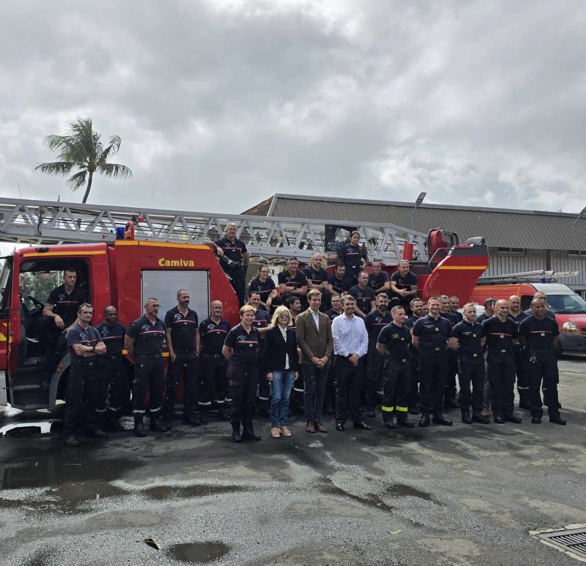 HC98800's tweet photo. #NouvelleCalédonie | Renforts nationaux de sécurité civile.

Dans la gestion de la crise, ils jouent un rôle essentiel notamment au côté des sapeurs-pompiers calédoniens aussi fortement sollicités.

#sapeurspompiers
#sécurité https://t.co/O46vdoj5ZA
