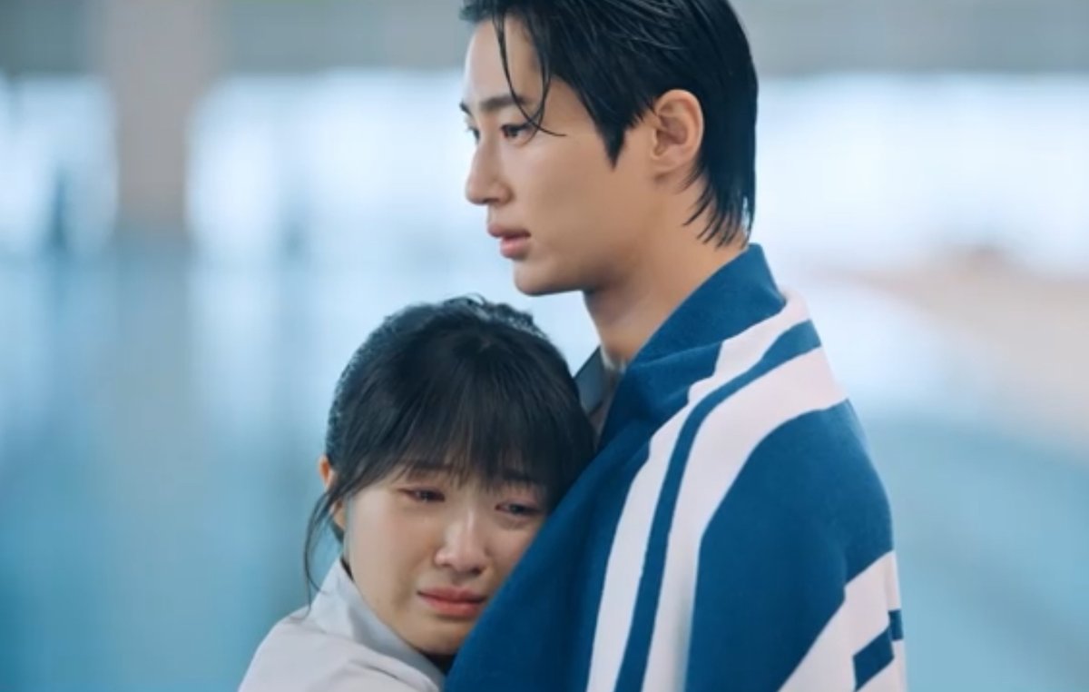 #LovelyRunner Script Book preview from booklogcompany

Episode 1 Pool Scene

Sunjae, with an overwhelmed expression, brushes off his wet hair. (And) at that time.

Sol: Sunjae-ya!

Sunjae, turns to look at where the sound came from. With the sunlight coming through the stadium's