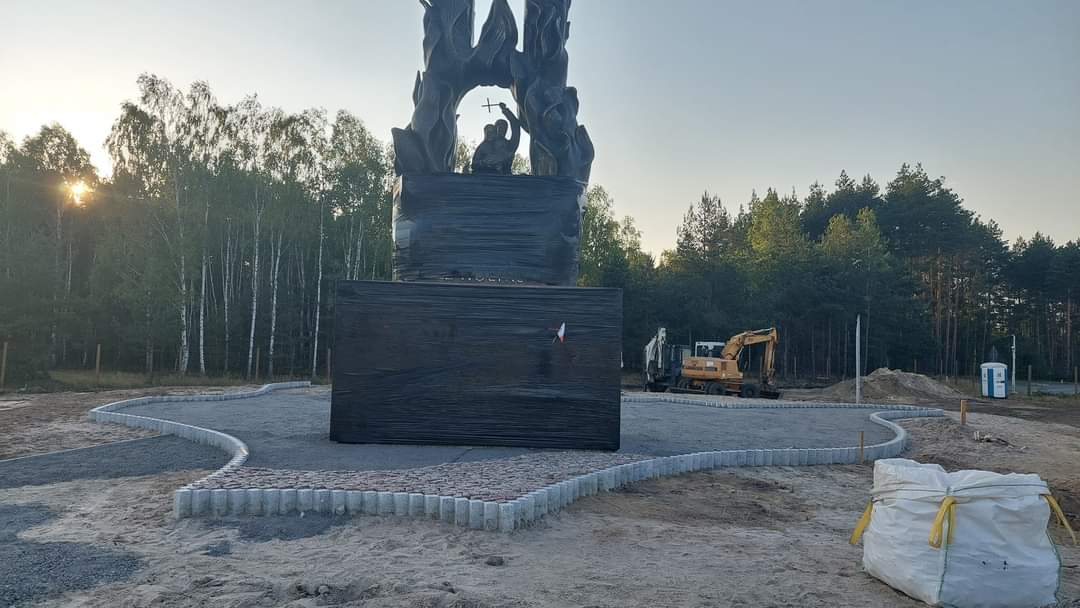 Malgosiazych's tweet photo. Pomnik "Rzeź Wołyńska" Andrzeja Pityńskiego czeka już na odsłonięcie oraz na tysiące Polaków z całej Polski ktorzy przyjadą aby oddać hold pomordowanym  przez banderowców, ponad 80 lat temu,  Polakom 🇵🇱. Dzisiaj mamy godny symbol upamiętniający tę zbrodnię ludobójstwa a wkrótce obok pomnika stanie ogromna ponad 100 m. ściana pamięci z nazwami wszystkich zniszczonych miejscowości w których dokonano mordów na Polakach.
To będzie historyczne wydarzenie.💪🇵🇱🇵🇱🇵🇱 
Spodziewamy się około 3 tysięcy osób oraz delegacji z całej Polski. 
Zdjęcia z  wczoraj tj 9 lipca.