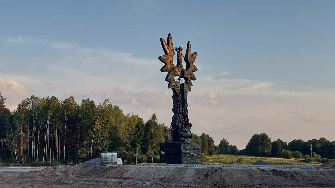 Pomnik "Rzeź Wołyńska" Andrzeja Pityńskiego czeka już na odsłonięcie oraz na tysiące Polaków z całej Polski ktorzy przyjadą aby oddać hold pomordowanym  przez banderowców, ponad 80 lat temu,  Polakom 🇵🇱. Dzisiaj mamy godny symbol upamiętniający tę zbrodnię ludobójstwa a wkrótce