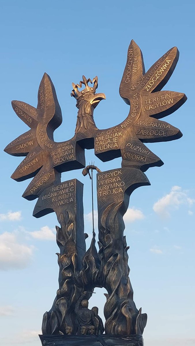 Malgosiazych's tweet photo. Pomnik "Rzeź Wołyńska" Andrzeja Pityńskiego czeka już na odsłonięcie oraz na tysiące Polaków z całej Polski ktorzy przyjadą aby oddać hold pomordowanym  przez banderowców, ponad 80 lat temu,  Polakom 🇵🇱. Dzisiaj mamy godny symbol upamiętniający tę zbrodnię ludobójstwa a wkrótce obok pomnika stanie ogromna ponad 100 m. ściana pamięci z nazwami wszystkich zniszczonych miejscowości w których dokonano mordów na Polakach.
To będzie historyczne wydarzenie.💪🇵🇱🇵🇱🇵🇱 
Spodziewamy się około 3 tysięcy osób oraz delegacji z całej Polski. 
Zdjęcia z  wczoraj tj 9 lipca.