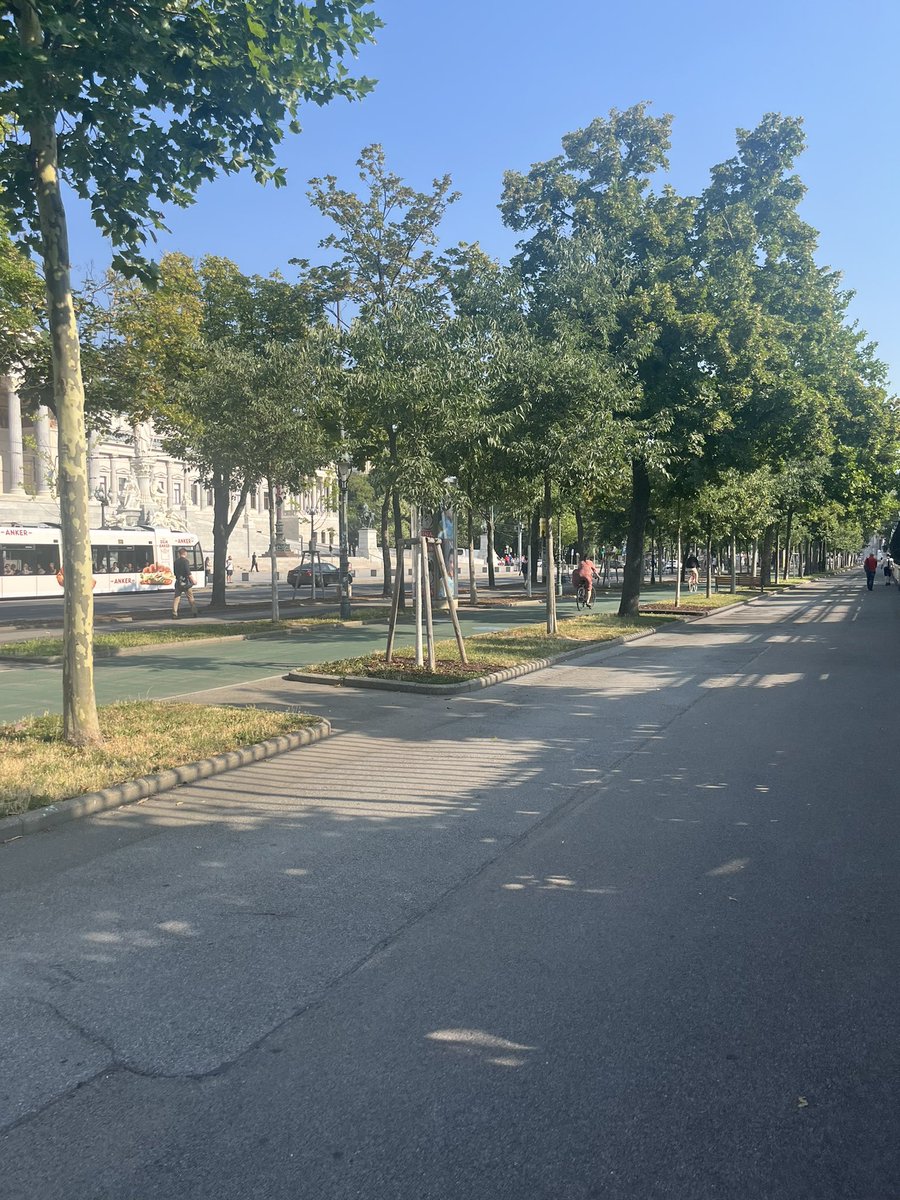 #ICLaVe12 was amazing(ly hot) so far 🤓🥵