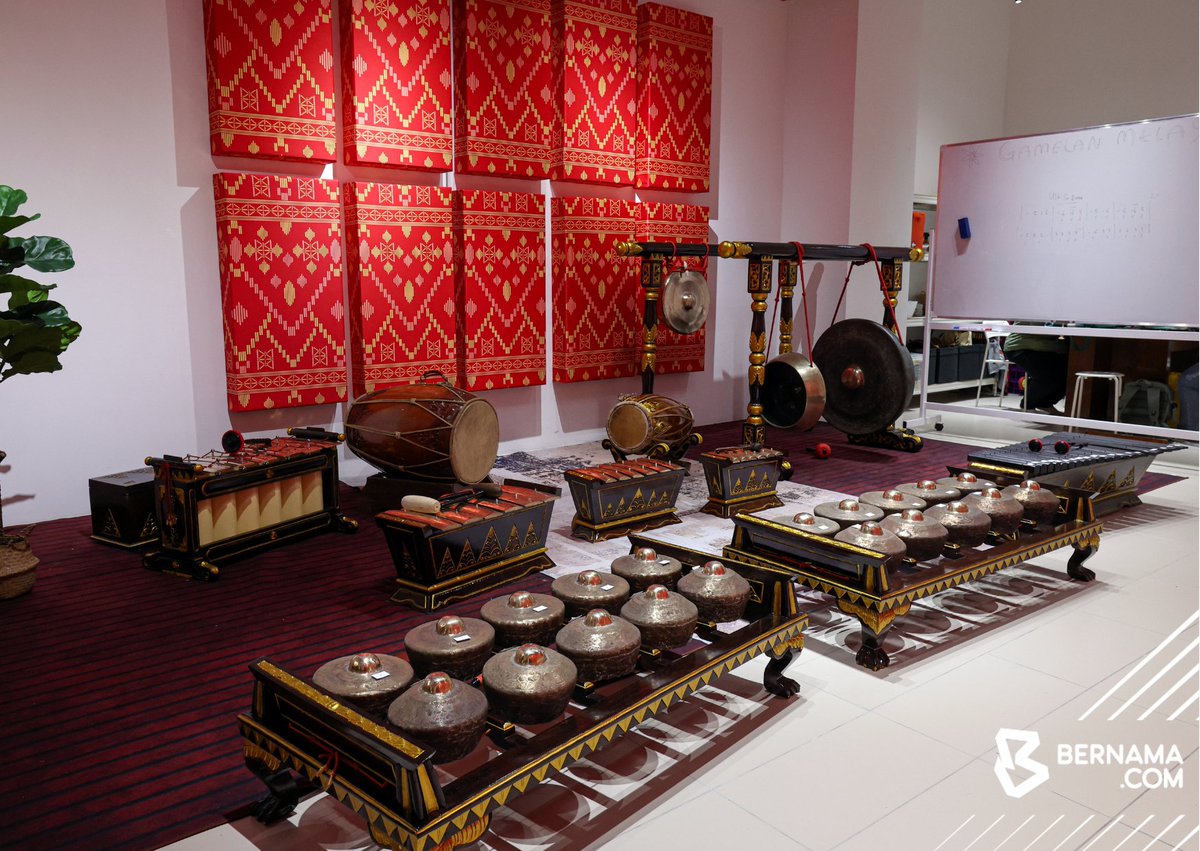 bernamadotcom's tweet photo. STUDIO GAMELAN GANGSAPURA KOMITED GILAP PEWARIS SENI WARISAN

Sejurus daun pintu studio dibuka, sudah kedengaran alunan muzik gamelan, membangkitkan pelbagai nostalgia tersendiri.

Studio Gamelan Gangsapura yang terletak di tingkat lapan sebuah pusat beli-belah di Bukit Bintang itu dipenuhi susunan alatan muzik gamelan seperti keromong, gambang, saron, gong, gendang dan dan kenong di ruang tengah.