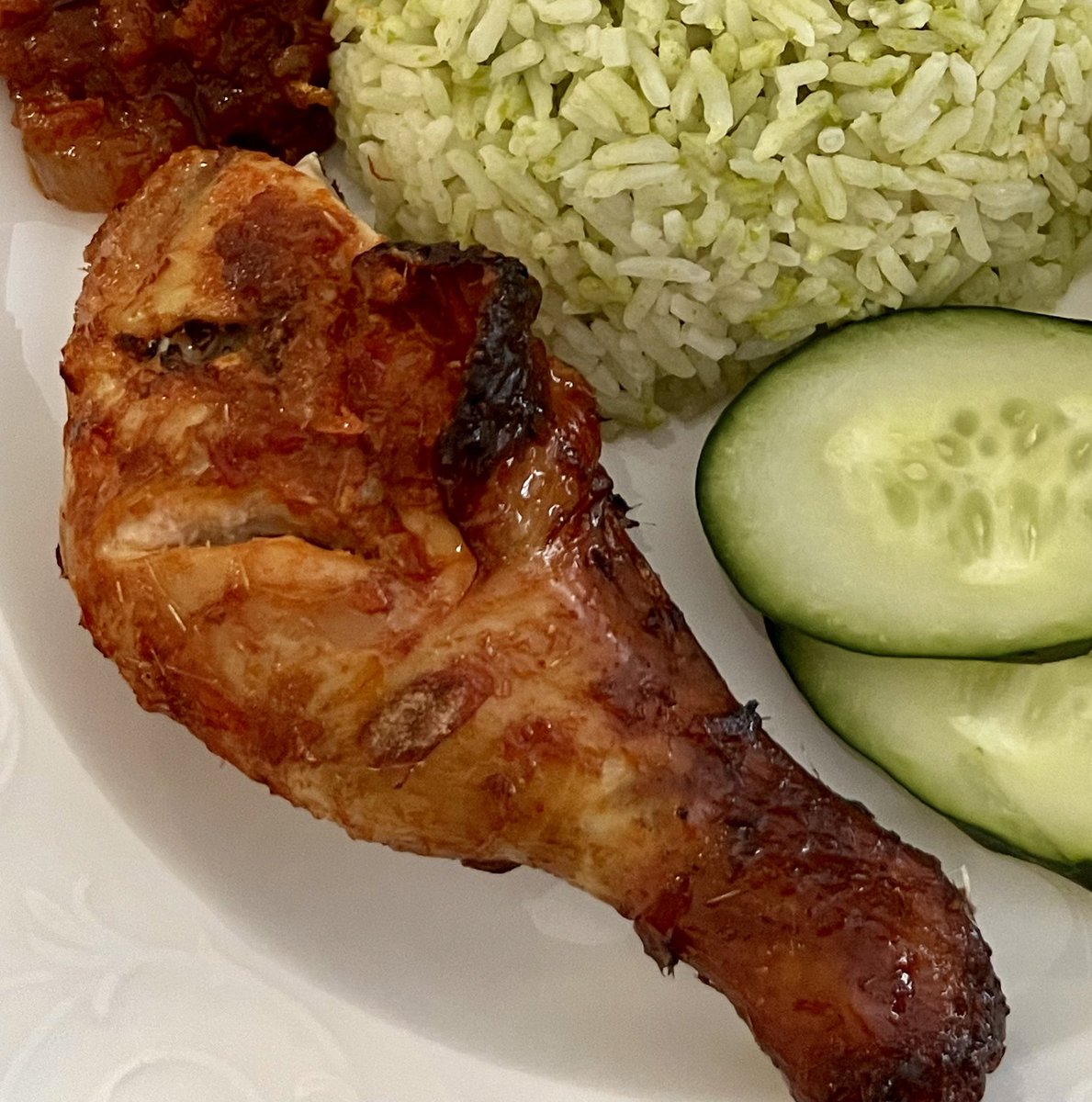 prettylupins's tweet photo. Lupa nak ambil gambar ayam saja. 😀

Cara saya perap ayam bakar:
1- Kisar bawang merah, bawang putih, halia, hirisan serai, lengkuas (kalau ada).

2- Kelar ayam. Tuang bahan kisar, cili kering kisar, sos tiram, garam, madu 2tbsp. Perap semalaman.

Bakar dalam air fryer. https://t.co/lSTF204osx