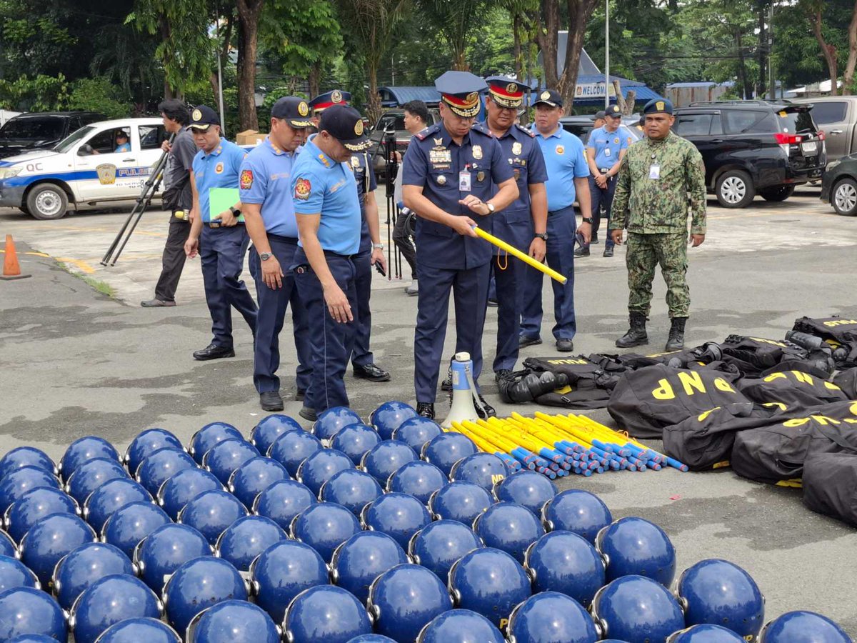PTVph's tweet photo. TINGNAN: Ininspeksiyon ni QCPD Director PBGen. Redrico Maranan ang kanilang kagamitan kabilang ang drones, EOD robot, at gears bilang paghahanda sa ikatlong State of the Nation Address (SONA) ni Pangulong Ferdinand R. Marcos Jr. sa Hulyo 22. | via Bernard Ferrer

(1/2) https://t.co/RuXRpga4aA