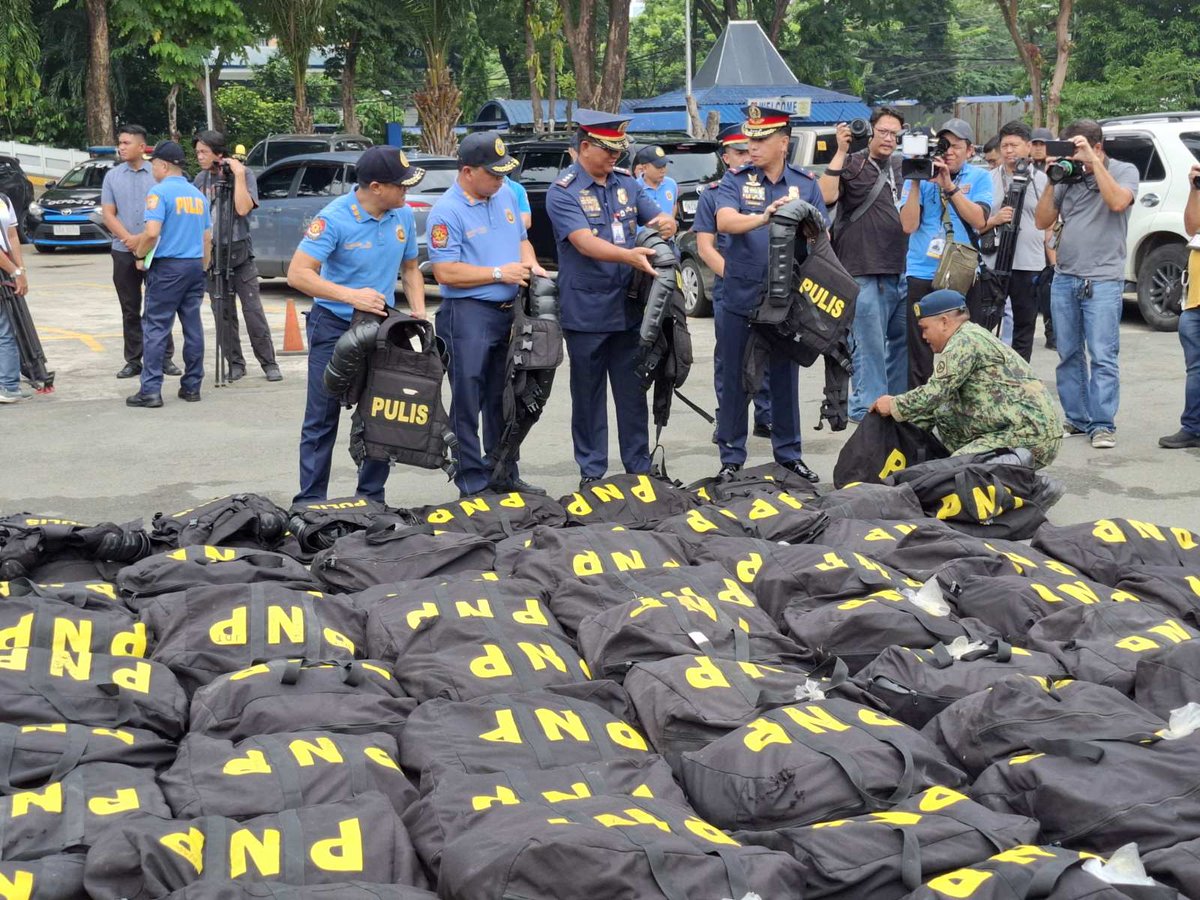 PTVph's tweet photo. TINGNAN: Ininspeksiyon ni QCPD Director PBGen. Redrico Maranan ang kanilang kagamitan kabilang ang drones, EOD robot, at gears bilang paghahanda sa ikatlong State of the Nation Address (SONA) ni Pangulong Ferdinand R. Marcos Jr. sa Hulyo 22. | via Bernard Ferrer

(1/2) https://t.co/RuXRpga4aA