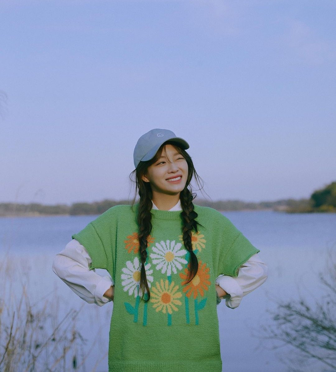 mckenzieahn_'s tweet photo. Hyoseop's favorite flower 🙈🌼 https://t.co/oAZVThvika