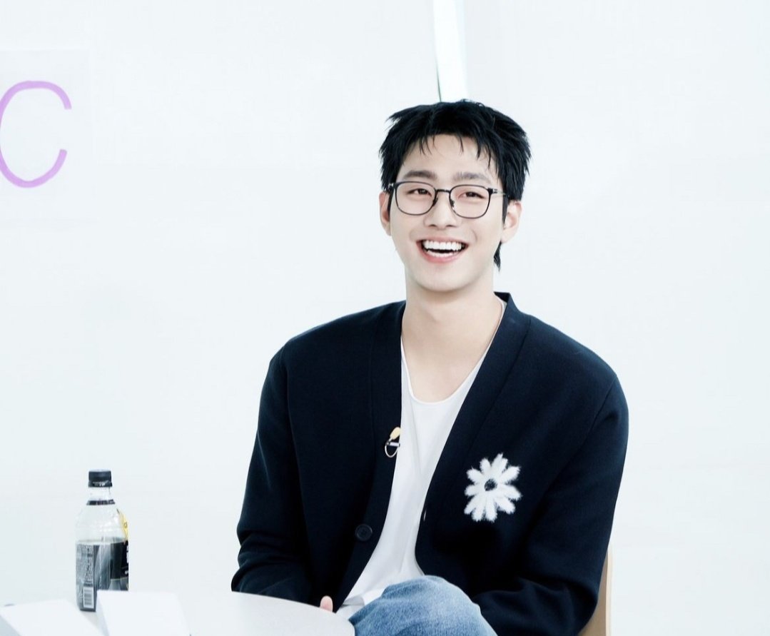 mckenzieahn_'s tweet photo. Hyoseop's favorite flower 🙈🌼 https://t.co/oAZVThvika