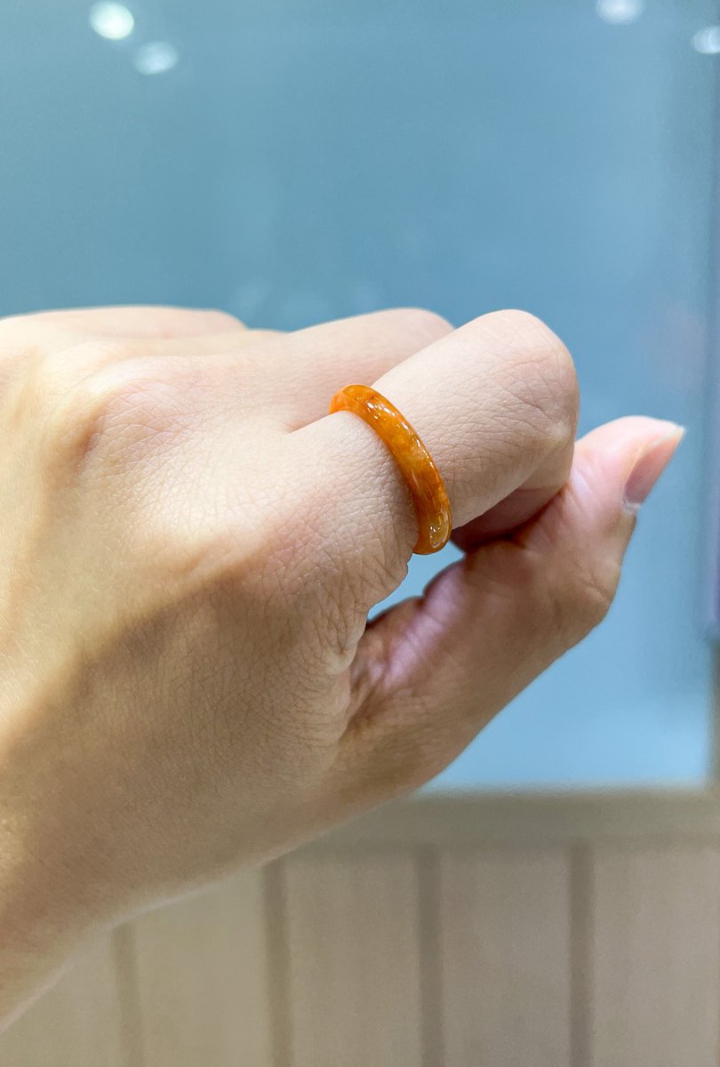 옥시방 산상품, 보기 드문 A제이드 황비취 반지를 소개합니다😉
노릇하게 잘 구운 달고나 같이 달콤한 향이 날 것만 같은 짙은 노랑이 매력적입니다.
약 3.5mm 데일리로 착용하기 좋은 두께에요.
7호, 10호, 13호, 16-16.5호, 19호 안타깝지만 사이즈는 한정적이에요🥲