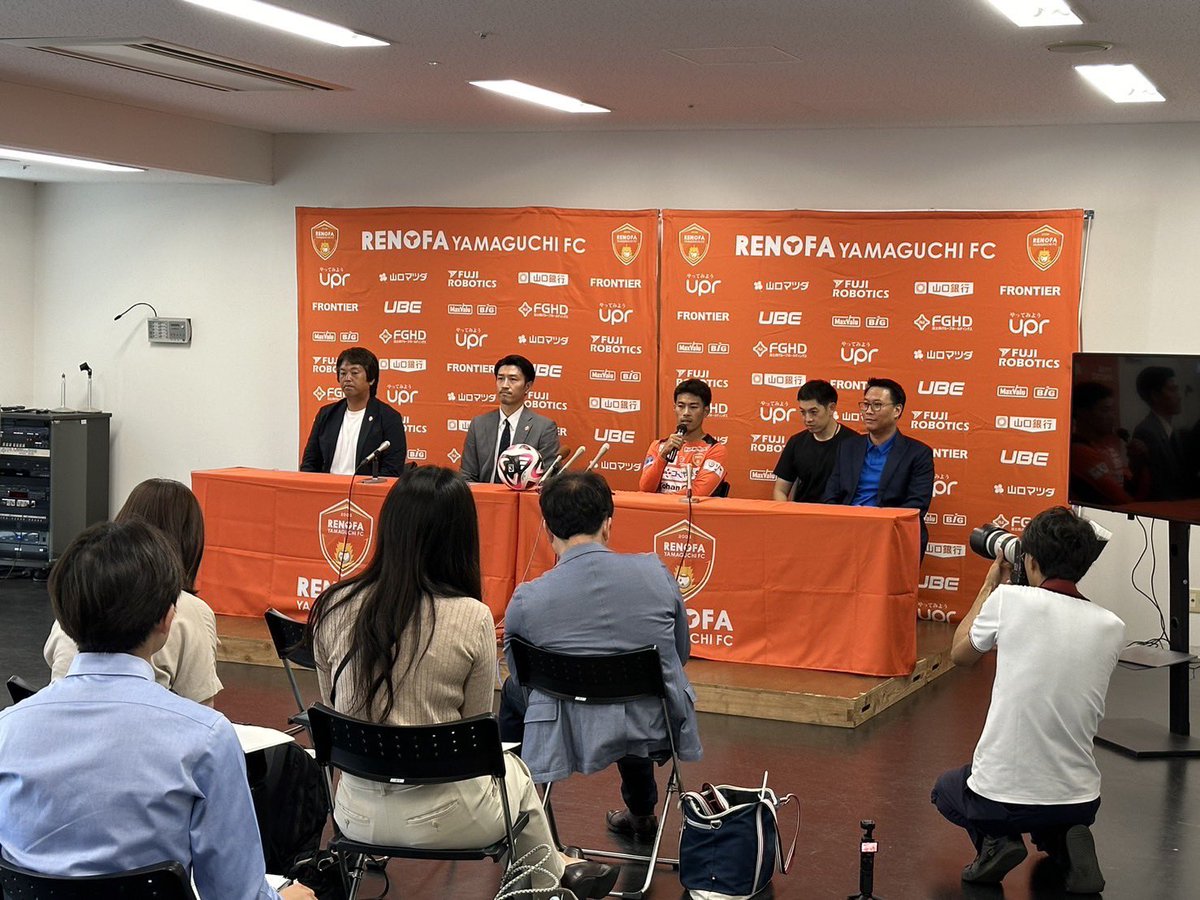 yuka_asano_'s tweet photo. 【リポーターの遠征記】
#サーラット・ユーイェン 選手の
所属元の
#BGパトゥムユナイテッドFC @bgpuofficial からも首脳陣がたくさん!
選手ご本人はもちろん #レノファ山口 というチームを、そしてこの移籍を
とても大事に考えているからこそなのだと感じました
つづく
#renofa
#bgpathum https://t.co/XUItip0kfl