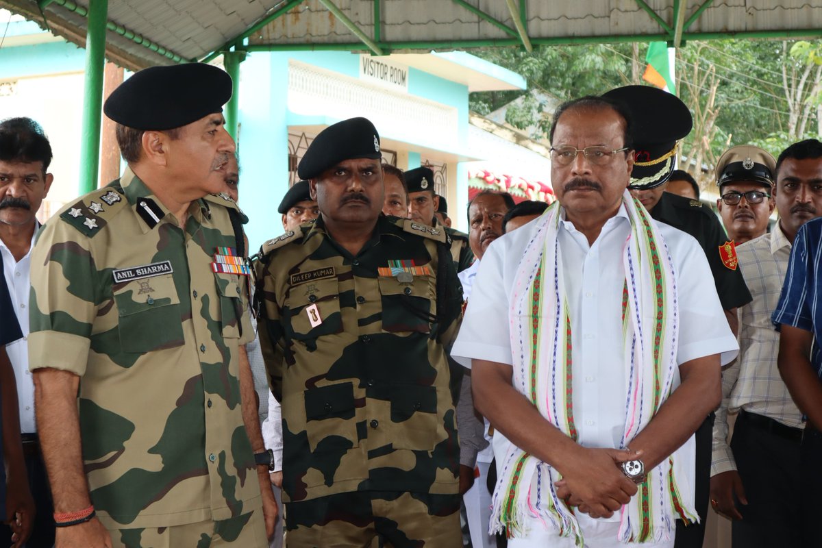 BSF_Tripura's tweet photo. On 09.07.24, Sh Indrasena Reddy Nallu, Hon'ble Governor of #Tripura accompanied by Sector DIG Udaipur, BSF visited border haat Srinagar, reviewed the security measures and interacted with BGB staff &amp; local border population.
#JaiHind
#BorderHaat
#IndoBangladeshBorder https://t.co/z97OqLws4Y