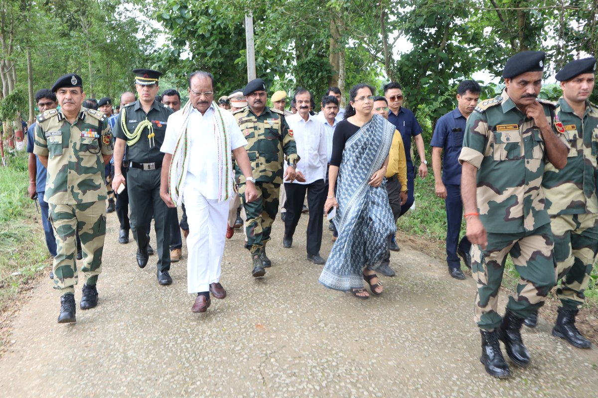 BSF_Tripura's tweet photo. On 09.07.24, Sh Indrasena Reddy Nallu, Hon'ble Governor of #Tripura accompanied by Sector DIG Udaipur, BSF visited border haat Srinagar, reviewed the security measures and interacted with BGB staff &amp; local border population.
#JaiHind
#BorderHaat
#IndoBangladeshBorder https://t.co/z97OqLws4Y