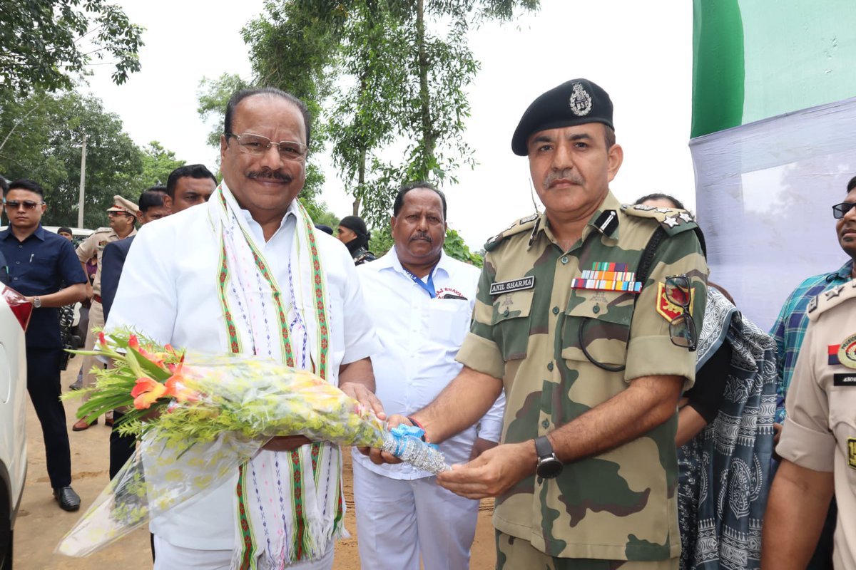 BSF_Tripura's tweet photo. On 09.07.24, Sh Indrasena Reddy Nallu, Hon'ble Governor of #Tripura accompanied by Sector DIG Udaipur, BSF visited border haat Srinagar, reviewed the security measures and interacted with BGB staff &amp; local border population.
#JaiHind
#BorderHaat
#IndoBangladeshBorder https://t.co/z97OqLws4Y