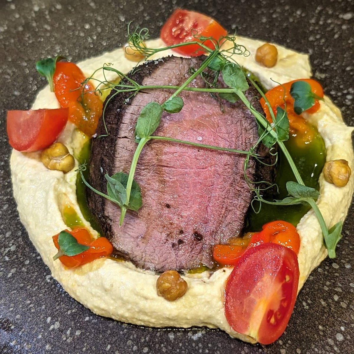 Las carnes de monte, protagonistas de nuestro entorno.
Lomo de ciervo en orza, sobre humus.
@degustajaen

💻 Reserva online buryrestaurante.com
📞 626219401 
#Buryrestaurante #castillobañosdelaencina #Bañosdelaencina #degustajaen #oleoturjaen #Jaen