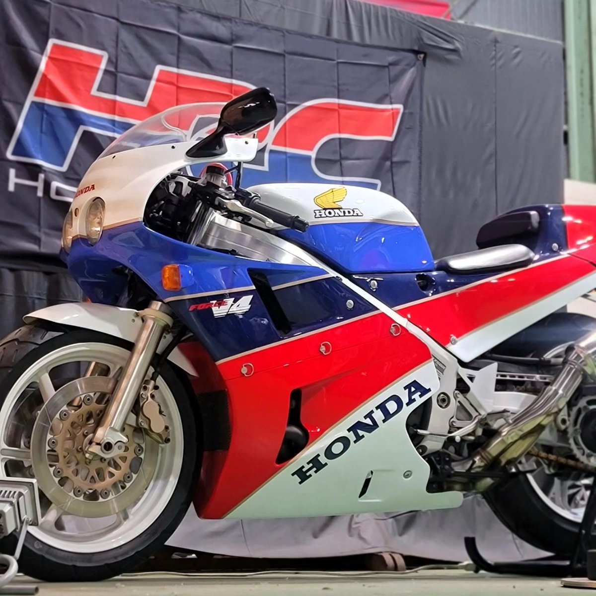 ホンダ / VFR750R (RC30 1987年) 未登録新車 RVF750のレプリカとして