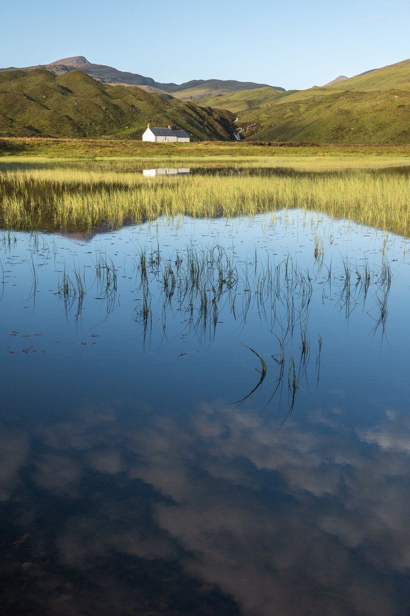 MehceePhotos's tweet photo. One from a morning when the midges had a royal feast! Pray for reflections and pay the price 😆

#landscapephotography #Scotland https://t.co/2jaUEAmeOw