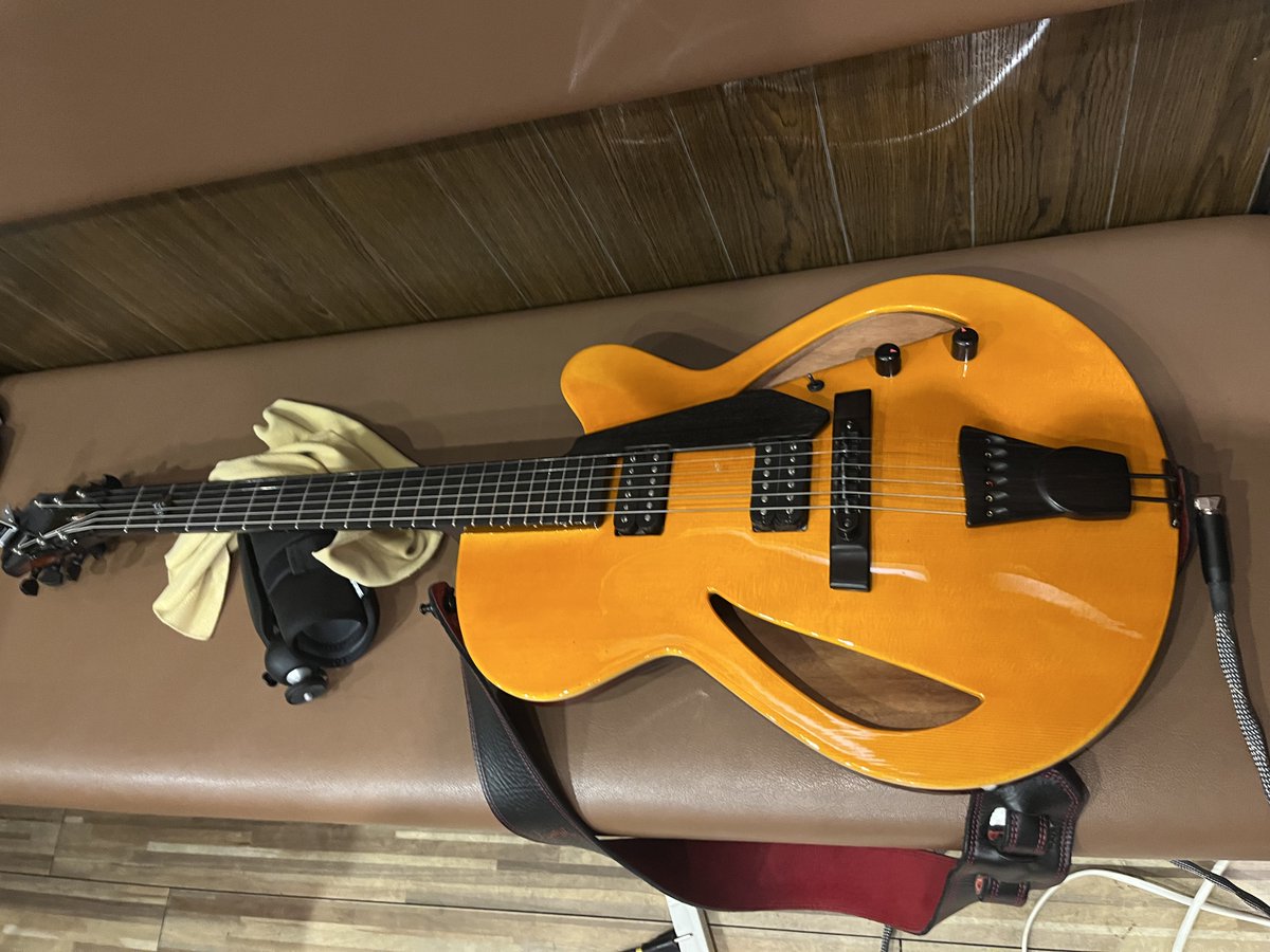 Taka Moro Guitarです。 最近こればっか弾いてますが、こういった手工