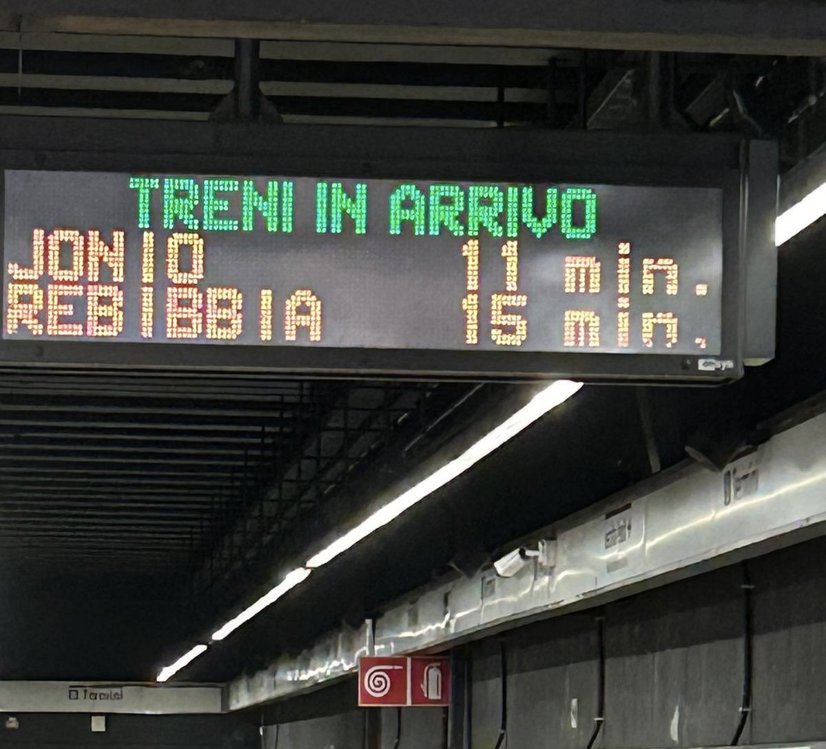 84_poli's tweet photo. Fermata #termini, #metrob ore 7.45 di un giorno lavorativo. Se @InfoAtac non è in grado di garantire un servizio bisogna prenderne atto!!! https://t.co/KPh9VtFvj0