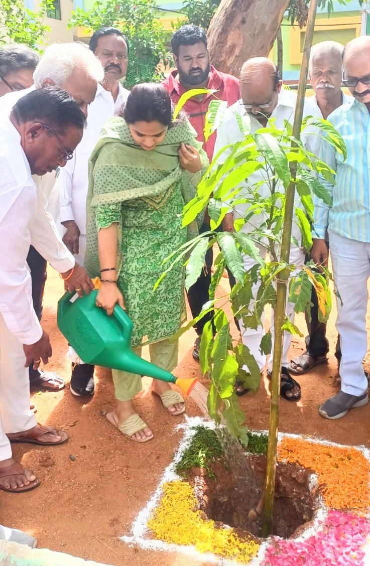 AdarshSindhu's tweet photo. Participated in Harithaharam/Vanamahotsavam prgrm in LIG today.
#111division
#Bharathinagar https://t.co/9TFF0ytF3j