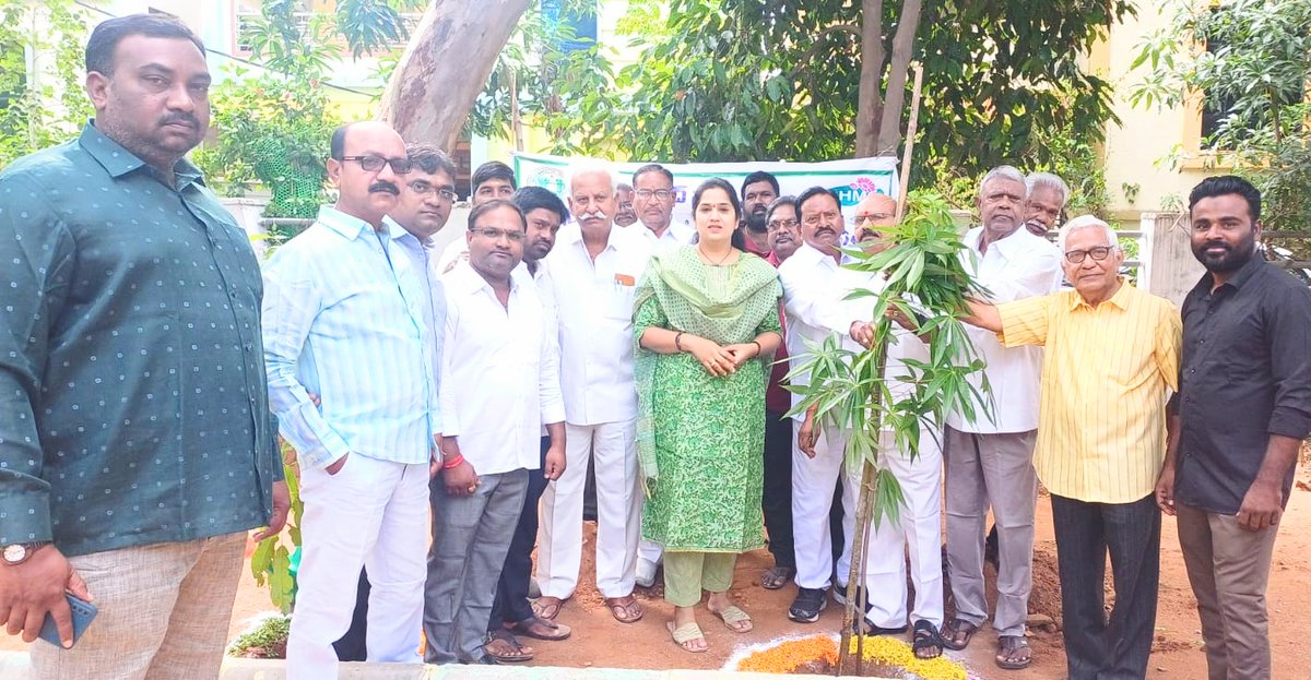 AdarshSindhu's tweet photo. Participated in Harithaharam/Vanamahotsavam prgrm in LIG today.
#111division
#Bharathinagar https://t.co/9TFF0ytF3j